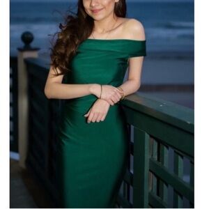 Chic Emerald Off-Shoulder Dress